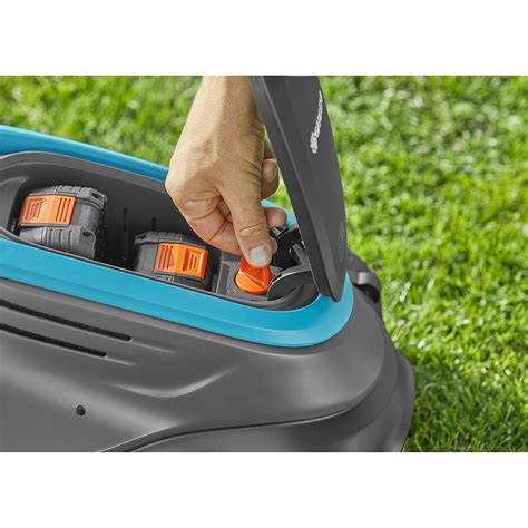 Zbliżenie na ergonomiczny uchwyt kosiarki Gardena PowerMax 37 E z widocznym wskaźnikiem napełnienia kosza