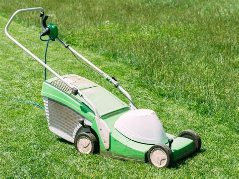 Ilustracja przedstawiająca różne modele kosiarek elektrycznych Viking