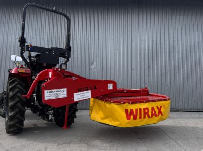 Ilustracja przedstawiająca kosiarkę rotacyjną 1,85 m zaczepioną do ciągnika rolniczego