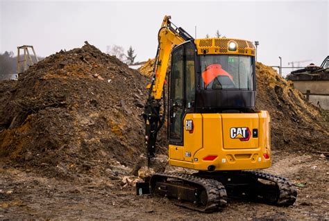 zdjęcie minikoparki CAT 301.8 w pracy