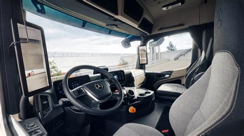 wnętrze kabiny Mercedes-Benz Arocs z widokiem na deskę rozdzielczą i fotele