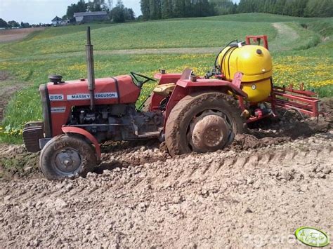 Traktor Yanmar z podwieszanym opryskiwaczem w akcji