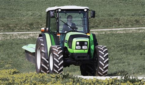 Zdjęcie ciągnika Deutz-Fahr Agrolux 320 w pracy