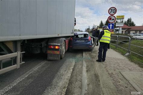 zdjęcie egzaminatora podczas szkolenia z manewrowania ciągnikiem siodłowym z naczepą na placu WORD Siedlce