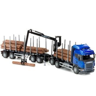 Tematyczne zdjęcie ciężarówki Volvo do drewna z pracującym żurawiem