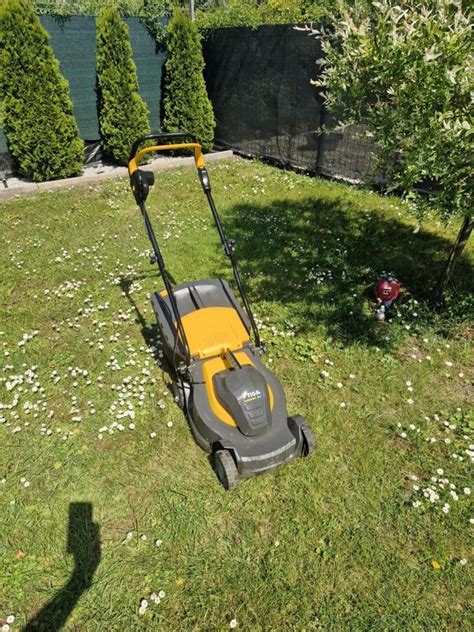 Kosiarka elektryczna STIGA COLLECTOR 39 E w akcji na trawniku