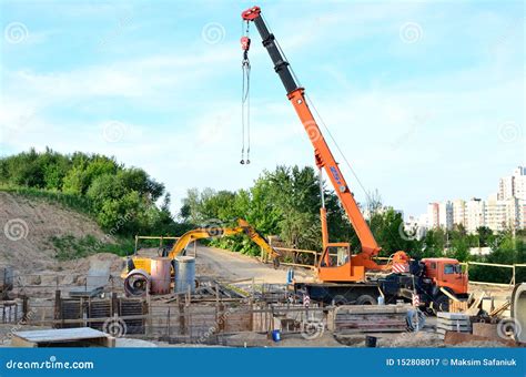 Thematic photo of a Hydraulic Truck Crane (HDS) unloading building materials on a construction site