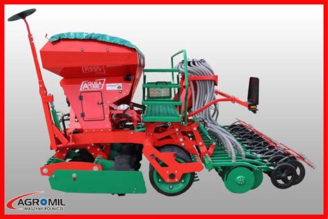 Przekrój siewnika pneumatycznego pokazujący mechanizm rozdzielania nasion