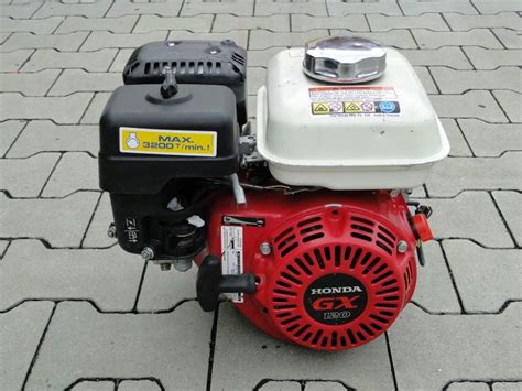 Zdjęcie silnika Honda GX120, podkreślające jego kompaktową budowę i solidność