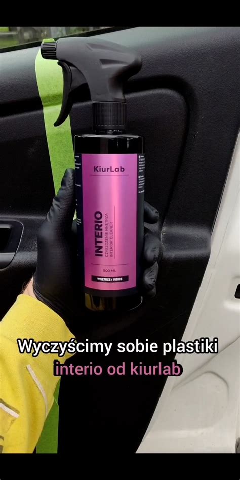 Zdjęcie wnętrza samochodu po zastosowaniu dressingu do plastików, podkreślające matowe wykończenie