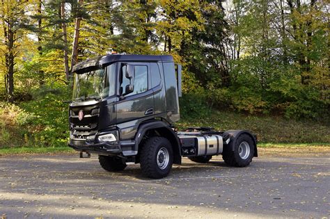 Ciągnik siodłowy z konfiguracją 4x4 w terenie