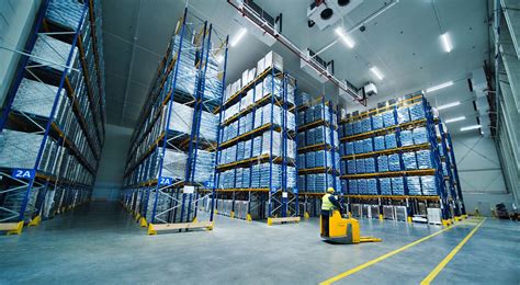 Thematyczne zdjęcie przedstawiające nowoczesny magazyn logistyczny Fresh Logistics z wózkami widłowymi