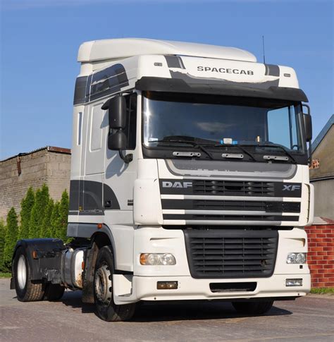 Zdjęcie DAF XF95 na tle krajobrazu