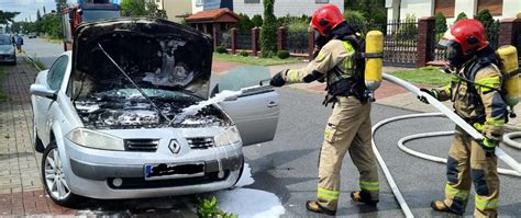 Zdjęcie miejsca kolizji samochodu osobowego z opryskiwaczem, samochód leży na dachu