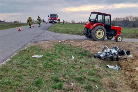 Zdjęcie miejsca wypadku z udziałem ciągników rolniczych, śmigłowiec LPR w tle
