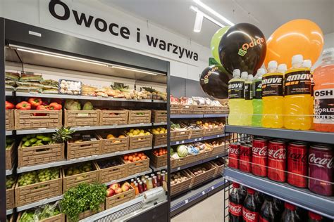 Wnętrze sklepu z widocznym asortymentem spożywczym i przemysłowym