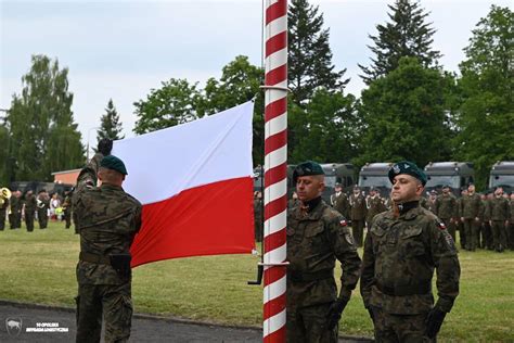 Żołnierze 82. Oleśnickiego Batalionu Ewakuacji Sprzętu podczas szkolenia z załadunku czołgu M1A1FEP Abrams na zestaw Volvo FH16 z naczepą Doll