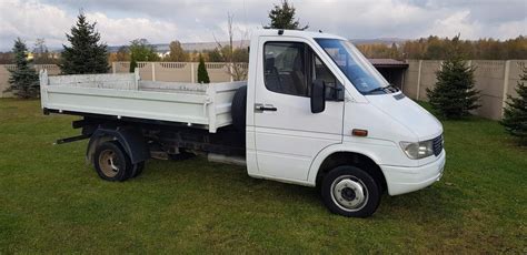 zdjęcie Mercedesa Sprintera w konfiguracji mini wywrotki
