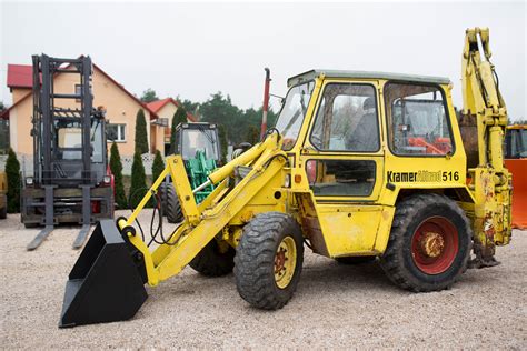 zdjęcie koparko-ładowarki Kramer 516 w trakcie wykonywania lekkich prac ziemnych