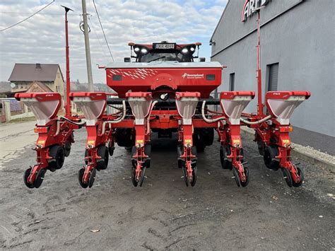 nowoczesny siewnik punktowy pracujący na polu