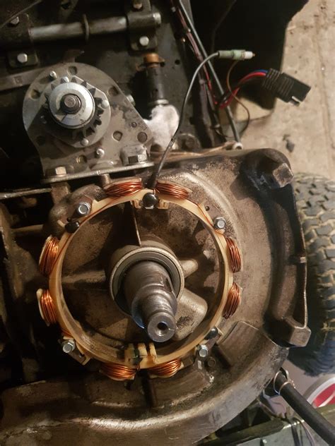 Schemat silnika Briggs & Stratton z zaznaczoną komorą spalania i świecą zapłonową