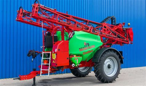 Opryskiwacz Notos Krukowiak w akcji na polu kukurydzy