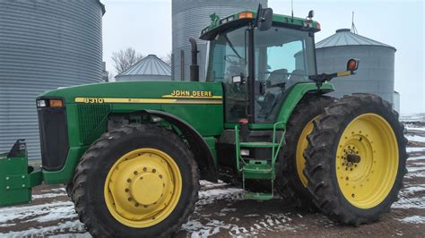 Schemat budowy ciągnika John Deere 8310 z zaznaczonymi kluczowymi wymiarami