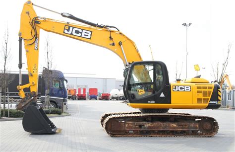 Koparka gąsienicowa JCB JS220 podczas pracy