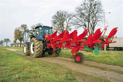 Przegląd maszyn rolniczych: pługi, siewniki, agregaty uprawowe