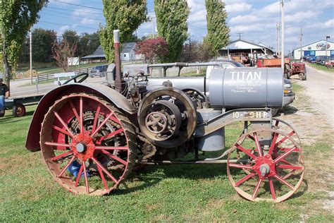 Historyczne zdjęcie pierwszego ciągnika Renault typ GP z 1919 roku