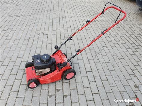 Tematyczne zdjęcie kosiarki Briggs & Stratton 35 w zielonej obudowie