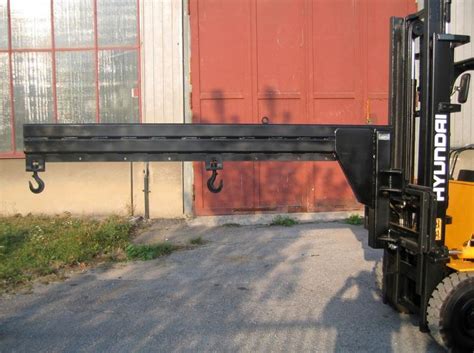 Zdjęcie wózka widłowego z zamontowanym hakiem holowniczym, holującego przyczepę