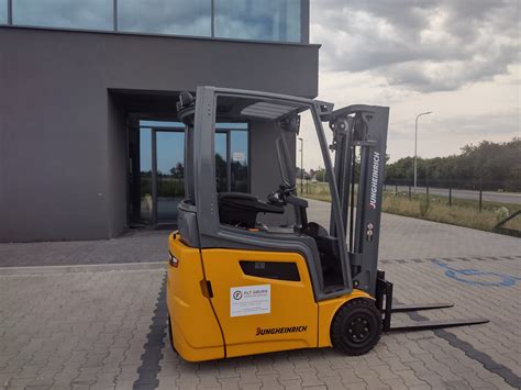 Zdjęcie wysięgnika z hakiem zamontowanego na wózku widłowym