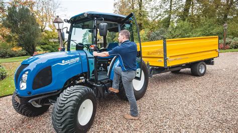 Infografika przedstawiająca specyfikację ciągnika New Holland Boomer 50 (moc, przekładnia, WOM, udźwig)