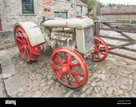 Historyczne zdjęcie ciągnika Fordson Model F w pracy na polu