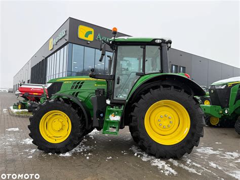 John Deere 6130M na polu
