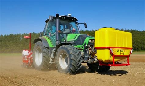APV LF 600 M1 dozownik płynów na tle pola