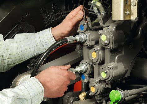 System luzowania ciśnienia za pomocą dźwigni na złączach hydraulicznych Claas