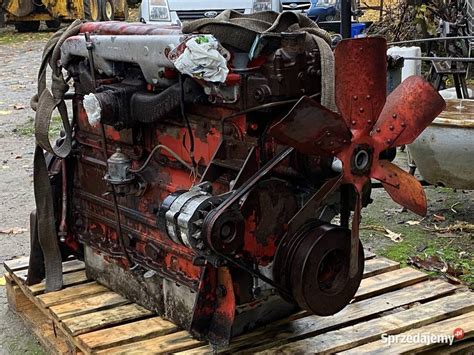Silnik Perkins w ciągniku Massey Ferguson z elementami układu paliwowego
