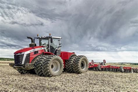 Pulpit sterowania w kabinie ciągnika Massey Ferguson z wyświetlaczami