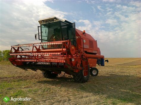Zdjęcie kombajnu Bizon Rekord Z 058 w polu