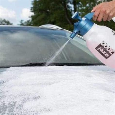 Zdjęcie pianownicy Marolex AXEL-Foamer w użyciu, generującej pianę na tapicerce