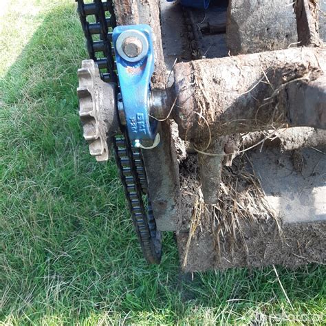 zbliżenie na koła posuwu przenośnika w rozrzutniku