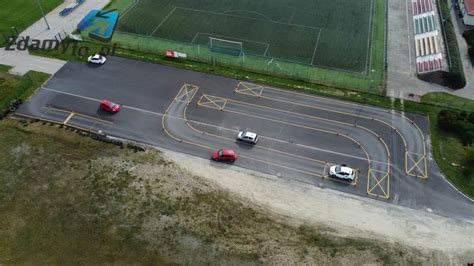 Widok z góry na plac manewrowy z ciągnikiem siodłowym wykonującym łuk