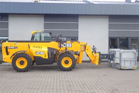 Ładowarka teleskopowa JCB z otwartą komorą silnika