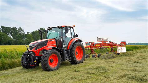 Zdjęcie ciągnika Kioti HX 1402 w polu