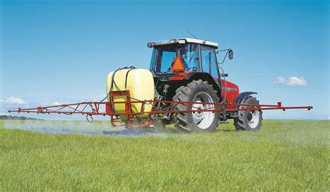 Thematic photo of a Krukowiak OPTIMAL mounted sprayer working in a field