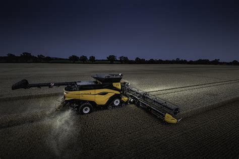 Tematyczne zdjęcie kombajnu New Holland TC56 Hydro podczas pracy na polu