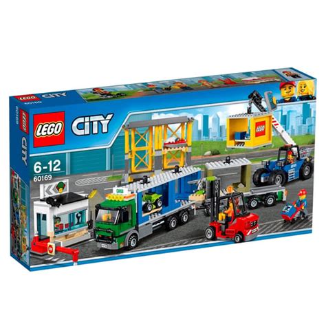 Zestaw LEGO City Terminal Towarowy, widok ogólny na wszystkie elementy i pojazdy