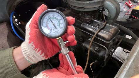 Zdjęcie przedstawiające mechanika przeprowadzającego test ciśnienia wtryskiwacza Yanmar